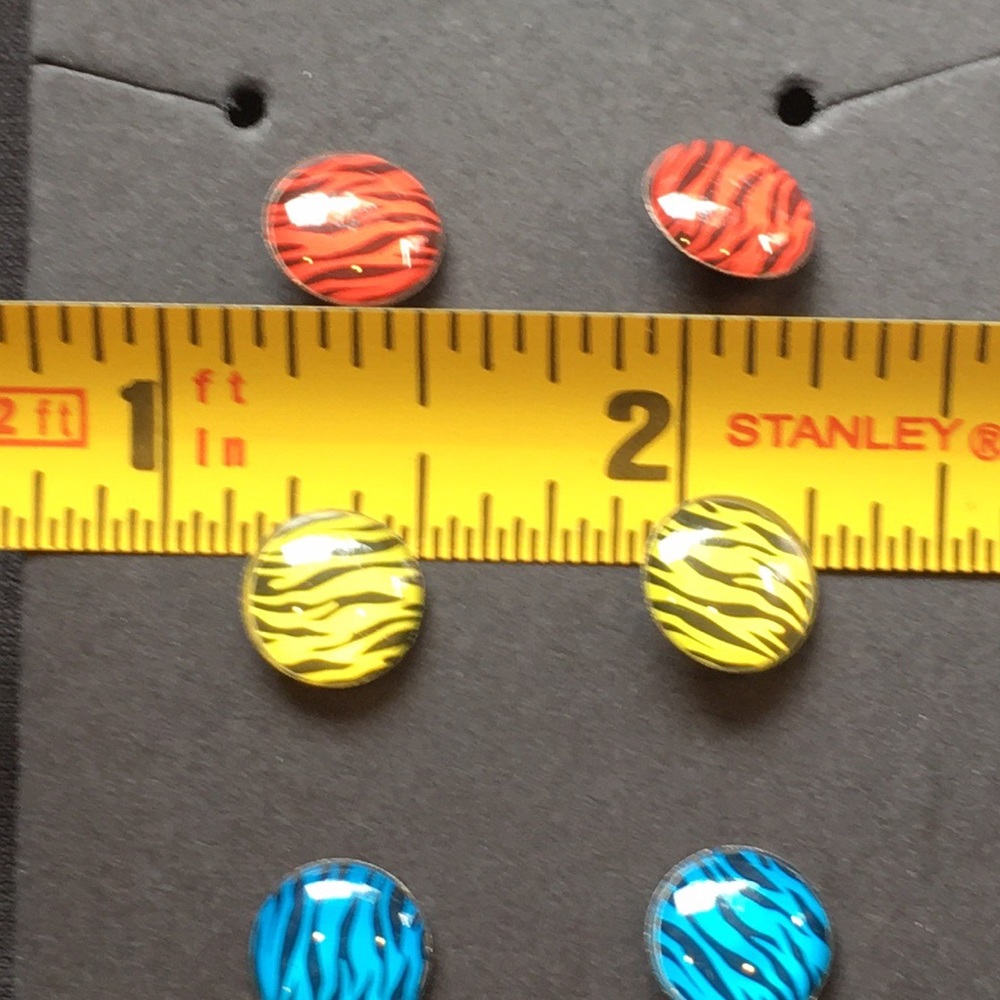 3 Pairs of Stud Earrings - Picture 7 of 7